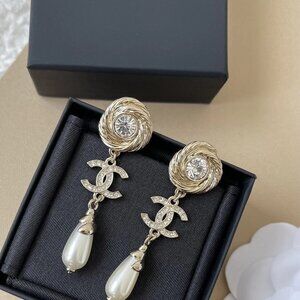 CHANEL Light Gold Woven Crystal Inlaid Hoop Design CCS Pearl Earrings 24C